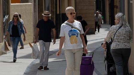 Viandantes por la calle Mayor de Estella, una de las más comerciales de la ciudad