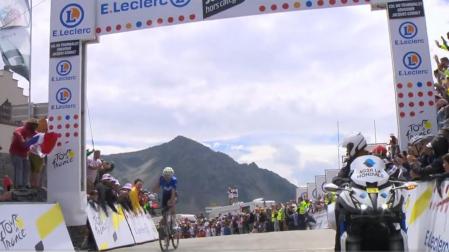 Oier Lazkano, en el momento de atravesar la cima del Tourmalet en primera posición