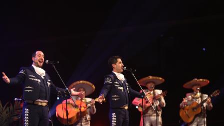 David (izquierda) y Mikel Artuch Unzué y los músicos del Mariachi, en el concierto que ofrecieron el pasado diciembre en el Navarra Arena
