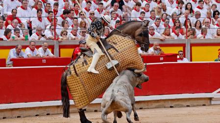 El toro ‘Coralero’ de la ganadería de José Escolar arremete con fuerza y pone sobre dos patas al caballo del picador, sin llegar a derribarlo