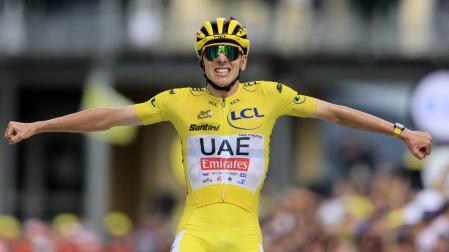 Tadej Pogacar (UAE Team Emirates) celebra su victoria en la línea de meta de Pla d'Adet