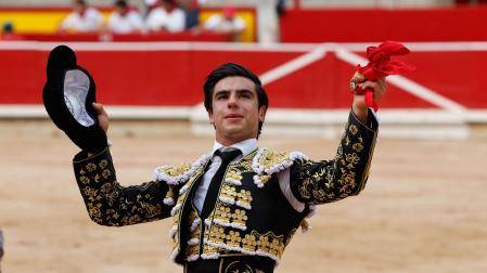 El diestro Jesús Enrique Colombo saluda al tendido tras cortar una oreja a su primer toro de la ganadería Miura durante la última corrida de la Feria del Toro de Pamplona