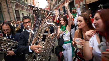 Los músicos de La Pamplonesa, rodeados por incondicionales de las madrugadoras dianas el pasado sábado en la calle Nueva