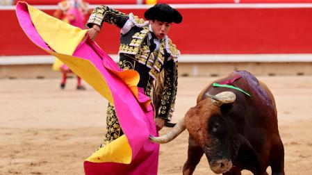 l venezolano Colombo realizó un vistoso quite por navarras en el tercer toro de la tarde