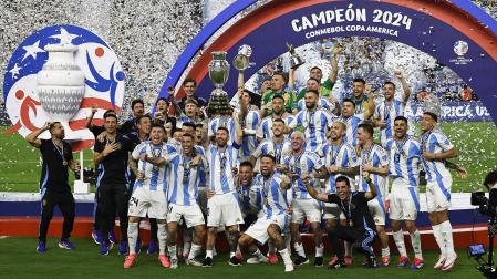 Los jugadores argentinos celebran el título de la Copa América 2024 tras derrotar a Colombia 1-0 en la final