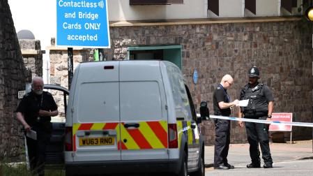 Agentes de Policía en el lugar del hallazgo en Bristol