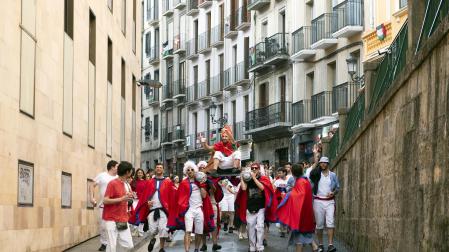 Alegría y fiesta en la despedida de los Sanfermines con el tradicional 'Encierro de la villavesa'