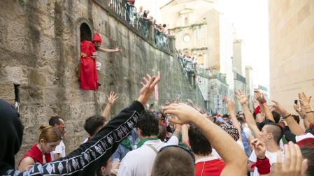 Alegría y fiesta en la despedida de los Sanfermines con el tradicional 'Encierro de la villavesa'
