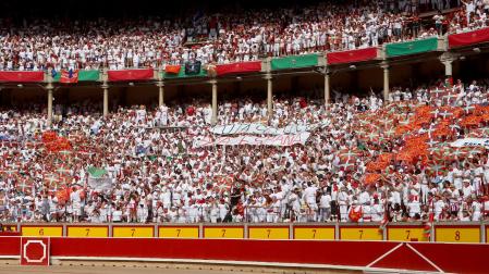 Pancartas con las frases 'Puta selección' y 'Puta España', rodeadas de ikurriñas, en el tendido de sol de la Plaza de Toros de Pamplona