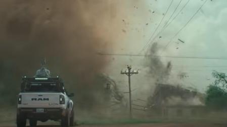 'Twisters' cuenta cómo la excazadora de tornados Kate Cooper vuelve a sus orígenes tras recibir la llamada de su amigo Javi, quien quiere probar un nuevo sistema de seguimiento y análisis de tornados