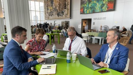 De izda. a dcha.: el director general de Comunicación del Gobierno foral, Miguel Moreno; la presidenta María Chivite; el asesor de la presidenta Xabier Casimiro, y el director general Luis Campos, en Nueva York