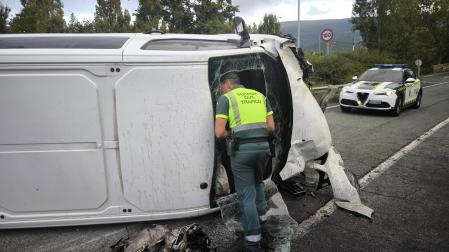 La furgoneta ha acabado volcado sobre la vía
