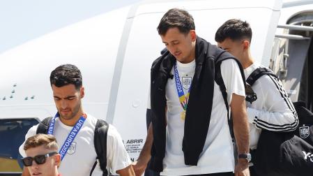 Merino y Oyarzabal descienden del avión a su llegada al aeropuerto de Madrid