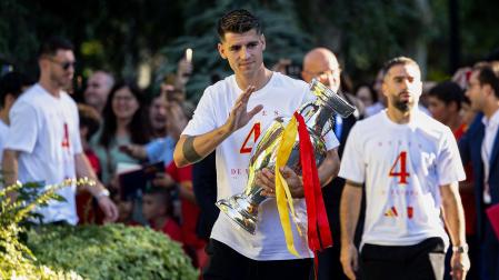 ÁLvaro Morata sujeta la copa de Europa a su llegada al Palacio de la Moncloa