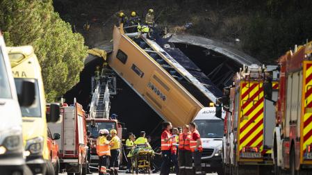 Bomberos de la Generalitat trabajan en el rescate del autobús accidentado