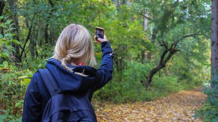 Imagen de una mujer haciéndose una selfie en el monte