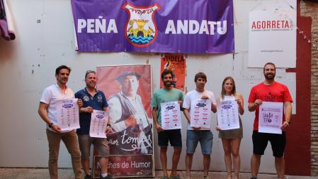 Socios de Andatu en la presentación de su programa para fiestas.