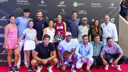 Parte de los participantes en el torneo benéfico de pádel organizado por Eva Longoria en Marbella