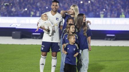 Radamel Falcao junto a su esposa y sus hijos en la presentación como nuevo jugador del Millonarios