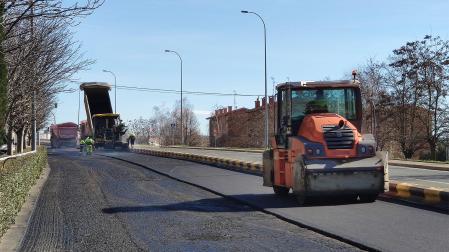 Trabajos de asfaltado en una carretera navarra