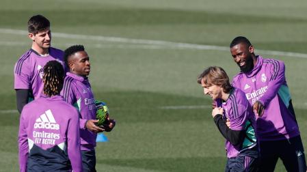 Los jugadores del Real Madrid Vinicius Jr (2i), Thibaut Courtois (i), Luka Modric (2d) y Camavinga (i) y Antonio Rüdiger (d) durante el entrenamiento