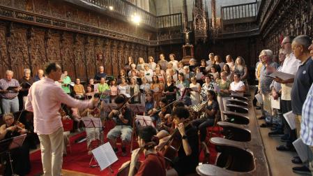 Integrantes de la orquesta y coro de Tudela Joaquín Gaztambide durante la interpretación de la Novena a Santa Ana.