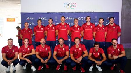 Alberto Munárriz, 5º por la izda. (agachado), con los componentes de la selección de waterpolo