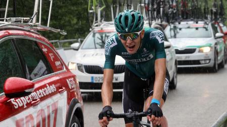 Ibai Azanza (Finisher) entra en la meta de Ochagavía durante la Vuelta Ciclista a Navarra en junio de 2023