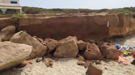 Fallece la bebé herida por un desprendimiento de rocas en una playa de Formentera
