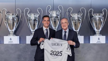 El presidente del Real Madrid Florentino Pérez junto al jugador Lucas Vázquez tras hacer oficial la renovación de Vázquez hasta el 30 de junio de 2025