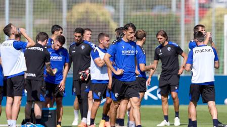 Budimir, en la sesión matinal de este jueves en Tajonar, que la que el calor hizo mella en los jugadores