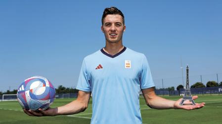 Jon Pacheco, ya en Burdeos con la selección, en una fotomontaje junto a una reproducción de la Torre Eiffel