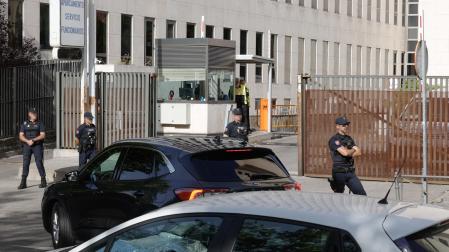 El vehículo que trasladó a Begoña Gómez entró por el garaje a los juzgados de plaza Castilla en medio de grandes medidas de seguridad