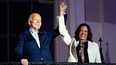 Joe Biden y Kamala Harris saludan desde el balcón de la Casa Blanca el pasado 4 de julio