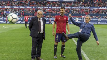 Joaquín Jordana hizo un saque de honor en El Sadar en 2017