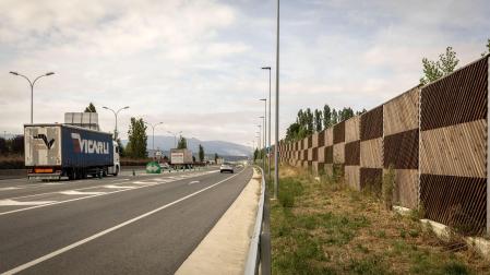 Pantallas instaladas en 2022 entre la ronda Este y Mendillorri tras la tala de árboles debido a la construcción de un nuevo vial hacia Lezkairu