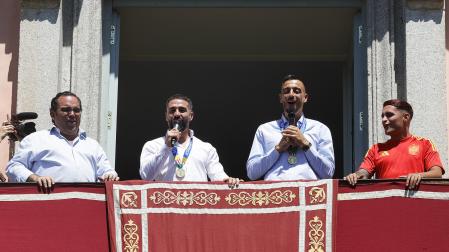 Carvajal y Joselu, en el centro, durante el homenaje en el balcón consistorial del Ayuntamiento de Boadilla del Monte