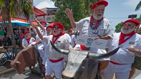 Los participantes en el popular concurso para elegir al hombre más parecido al novelista estadounidense Ernest Hemingway (1899-1961) en los Cayos de Florida