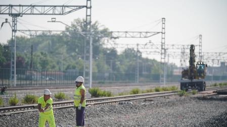 Operarios durante las obras de remodelación del Centro Logístico de Júndiz, en Vitoria