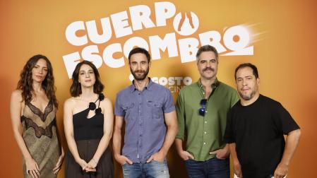 Los actores María Hervás, Dani Rovira, Cassandra Ciangherotti, Ernesto Sevilla y El Langui, durante la presentación de la película 'Cuerpo escombro'