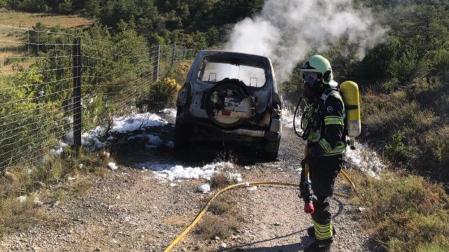 Extinguido el incendio de un vehículo todoterreno en una pista en Urraúl Alto