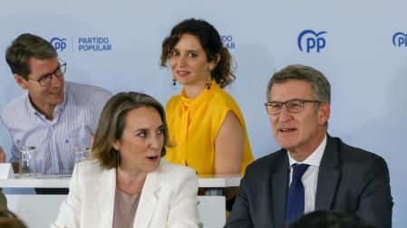 El presidente del PP Alberto Nuñez Feijóo, y la portavoz del PP Cuca Gamarra, este lunes durante la reunión de los barones territoriales de su partido