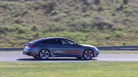 Un Audi RS5 en una tanda en el Circuito de Navarra