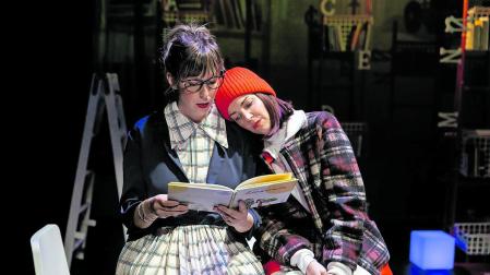 Las actrices Leire Ruiz (izquierda) e Iratxe García Uriz, en un momento del montaje