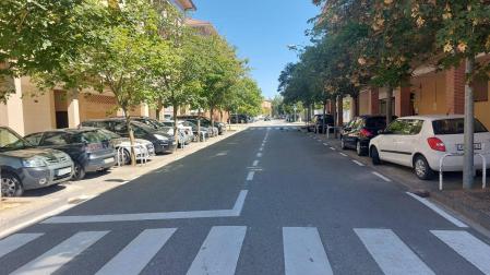 Los estacionamientos del lado derecho son ahora en línea y los vehículos no invaden la calzada