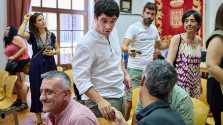 Aitor Sola, alcalde de Romanzado por EH Bildu, recibe felicitaciones tras prosperar la moción de censura en la Mancomunidad de Sangüesa