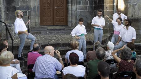 La compañía De Improviso durante una de sus interpretaciones de Convergencia.
