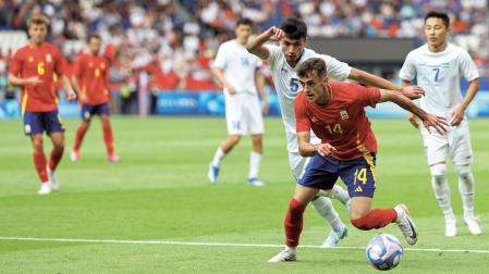 El rojillo Aimar Oroz fue protagonista de una de las jugadas del partido contra Uzbekistán, contra la que España pasó más apuros de los que estaba esperado