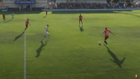 Una jugada del partido amistoso que enfrenta a Osasuna y Mirandés en Tafalla