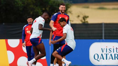 Los jugadores de la selección española Nico Williams (i), Lamine Yamal (d) y Unai Simon (c) durante el entrenamiento